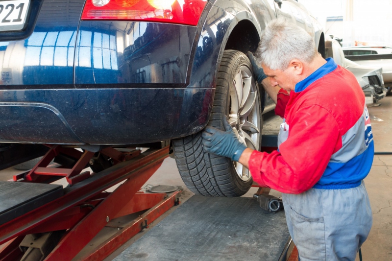 boutique-LA CRAU-min_auto_repair_repair_lift_auto_mechanic_work_clothes_master_professional_man_of_the_fold-685629