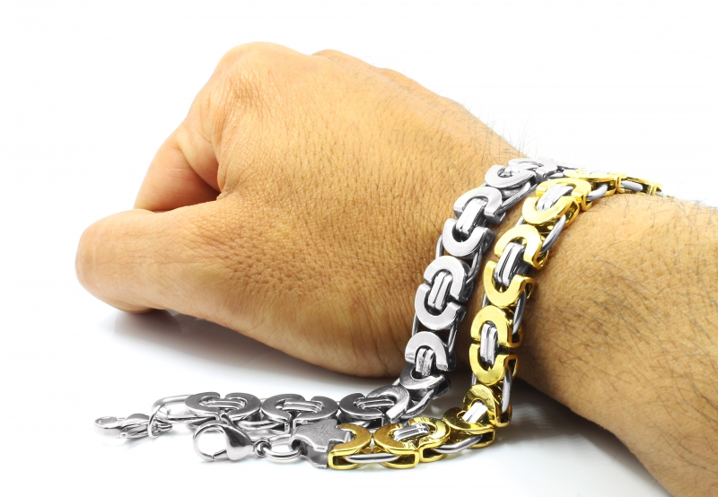 boutique-LA CRAU-min_hand-white-chain-isolated-steel-gift-1069880-pxhere.com