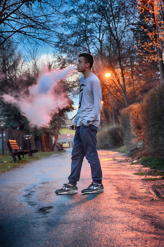 boutique-LA CRAU-min_man_boy_vape_ecigarette_vaping_smoking_ecig_vapor-635340
